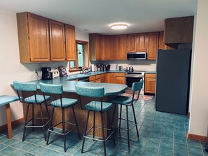 Refrigerador, microondas, horno y parrilla de estufa 