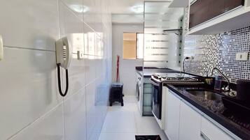 Apartamento família | Cozinha privada | Geladeira, micro-ondas, fogão, cafeteira/chaleira