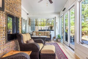 TV, fireplace