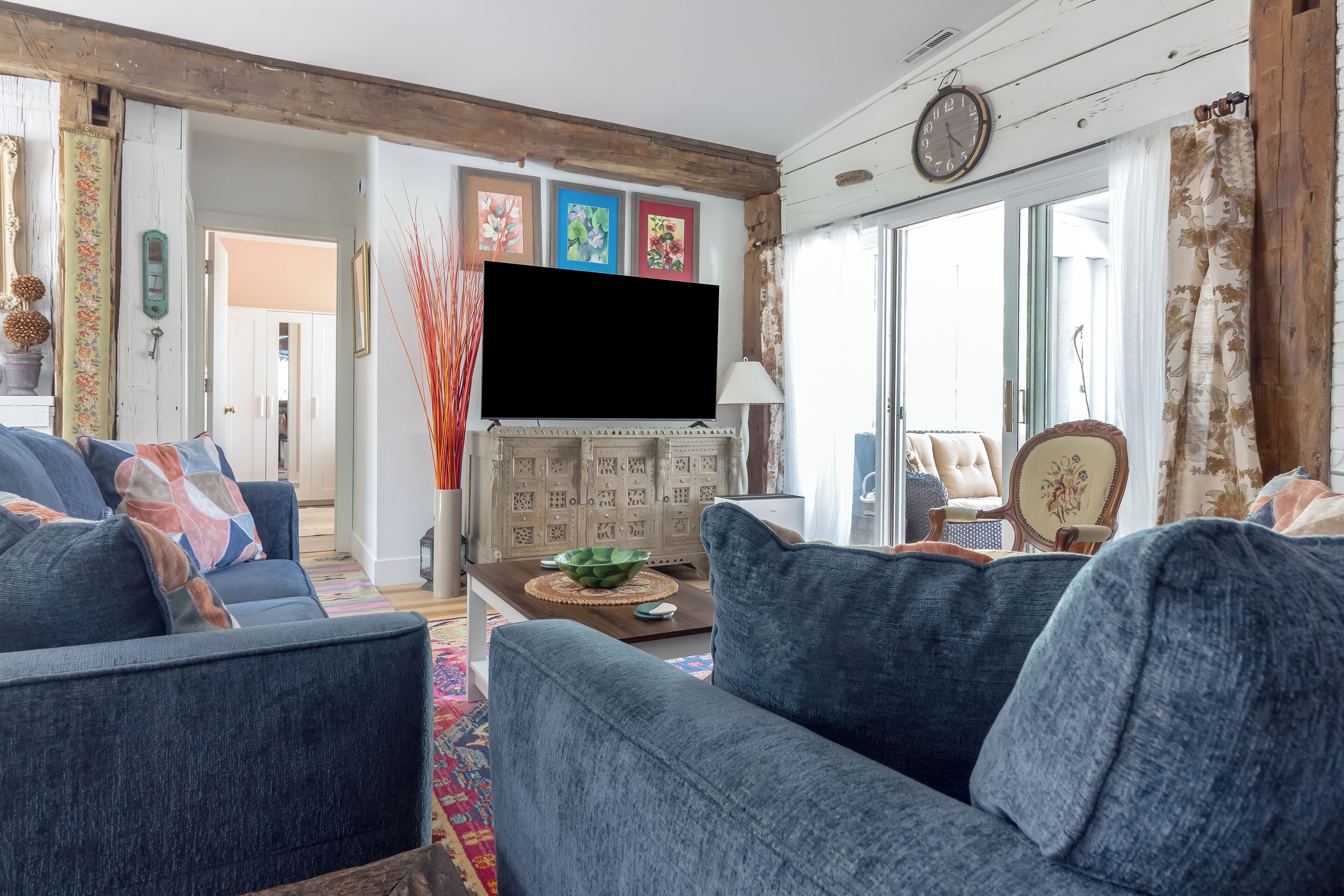 Een televisie en een open haard