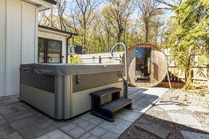 Outdoor spa tub