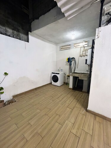 Air-conditioned house, electric gate, covered garage, lovingly decorated.