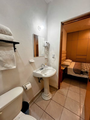 Shower, hair dryer, towels, soap - Air-conditioned house, electric gate, covered garage, lovingly decorated. (Colima)