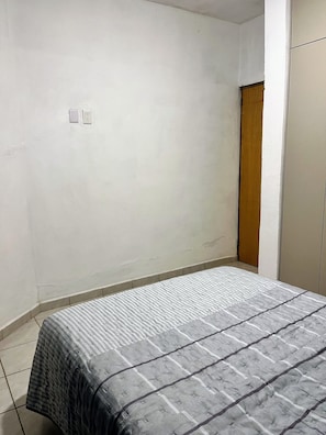 2 bedrooms, iron/ironing board, WiFi