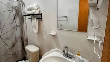 Douche, sĂšche-cheveux, serviettes fournies, savon