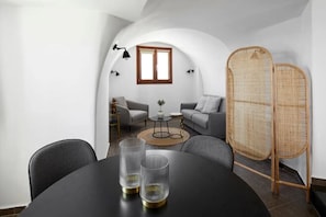 Room - Petit Palace Suites (Santorini)