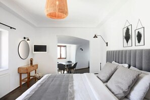 Room - Petit Palace Suites (Santorini)