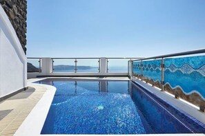 Room - Petit Palace Suites (Santorini)