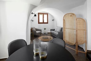 Room - Petit Palace Suites (Santorini)