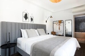 Room - Petit Palace Suites (Santorini)