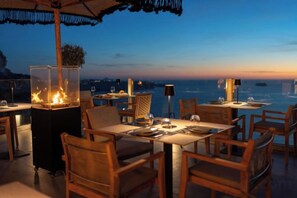 Outdoor dining - Petit Palace Suites (Santorini)