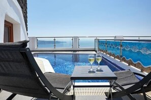 Room - Petit Palace Suites (Santorini)