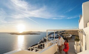 Property grounds - Petit Palace Suites (Santorini)