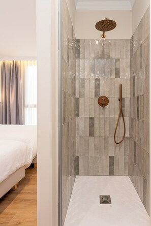 Habitación doble superior, vista al patio | Baño | Amenidades de baño gratuitas, secadora de cabello, toallas, jabón 