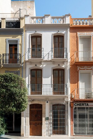 Vista frontal de la propiedad