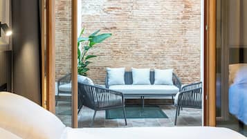 Habitación Deluxe doble, patio, vistas al patio | Caja fuerte, escritorio, wifi gratis