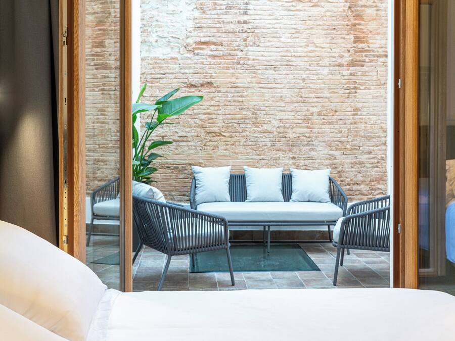 In-room safe, desk, free WiFi