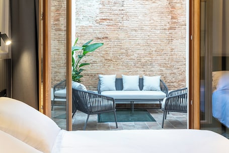 Deluxe Double Room, Patio, Courtyard View | In-room safe, desk, free WiFi
