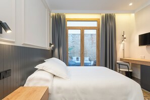 Deluxe-dobbeltværelse - terrasse - udsigt til gårdsplads | Pengeskab på værelset, skrivebord, gratis Wi-Fi