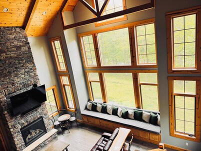 Dogs OK 5 Bedroom+2 Den Mansion w/ HOT TUB on top the mountain 7 min lake access