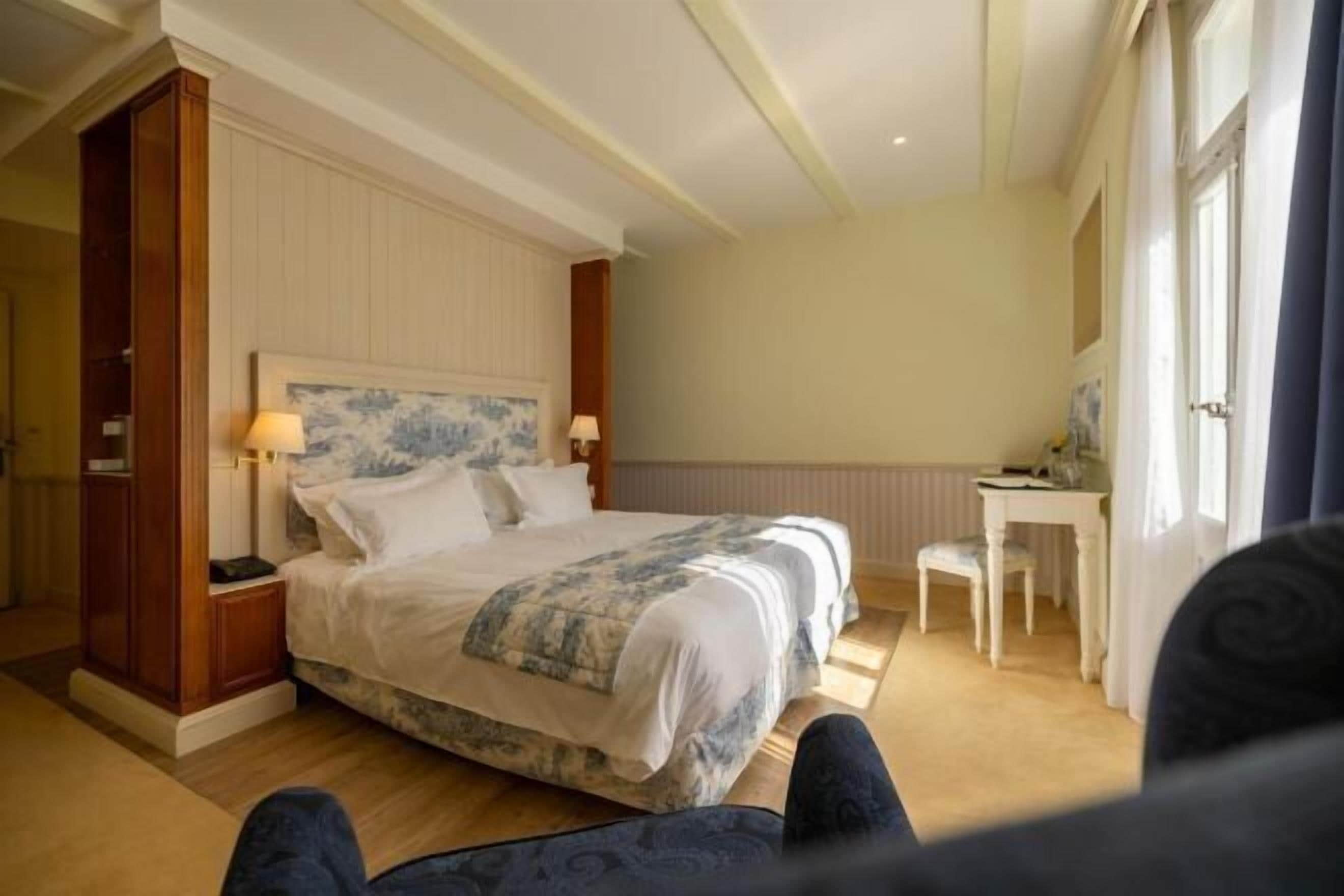 Cribs/infant beds