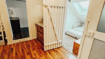 3 soverom, skrivebord, strykejern/-brett og reiseseng for barn