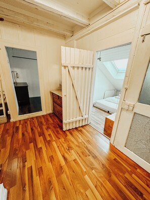 3 quartos, escrivaninha, ferros/tábuas de passar roupa, berço de viagem