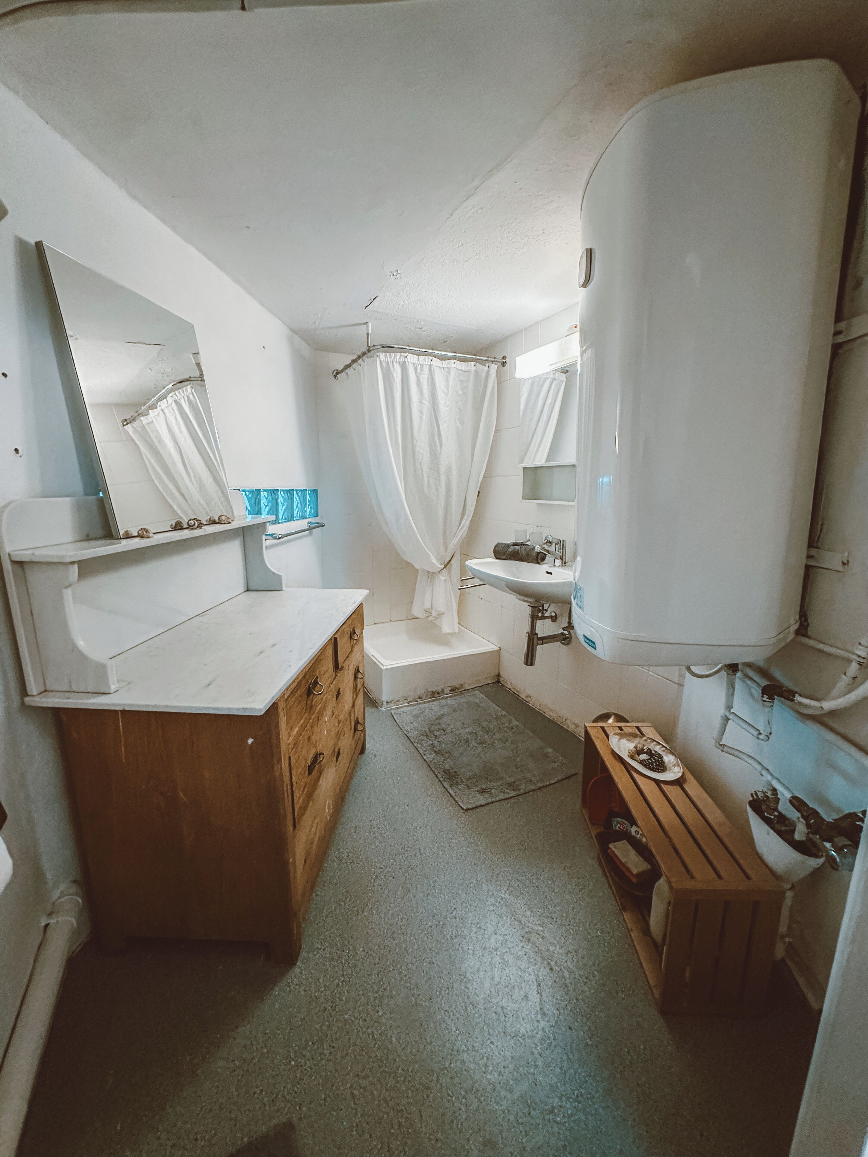 Dusj, hårføner, håndklær og såpe