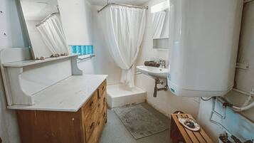 Dusj, hårføner, håndklær og såpe