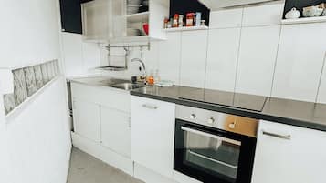 Fridge, oven, stovetop, coffee/tea maker
