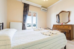 5 bedrooms, iron/ironing board, WiFi, bed sheets