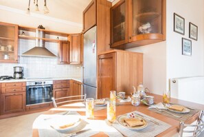 Réfrigérateur, four, lave-vaisselle, cafetière/bouilloire