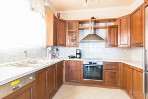 Fridge, oven, dishwasher, coffee/tea maker