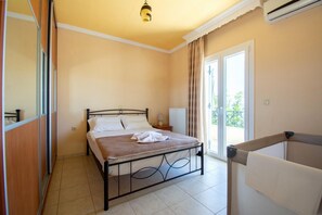 5 bedrooms, iron/ironing board, WiFi, bed sheets