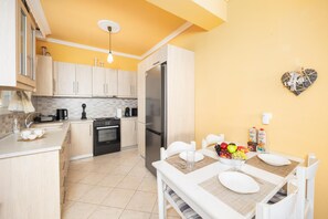 Réfrigérateur, four, lave-vaisselle, cafetière/bouilloire