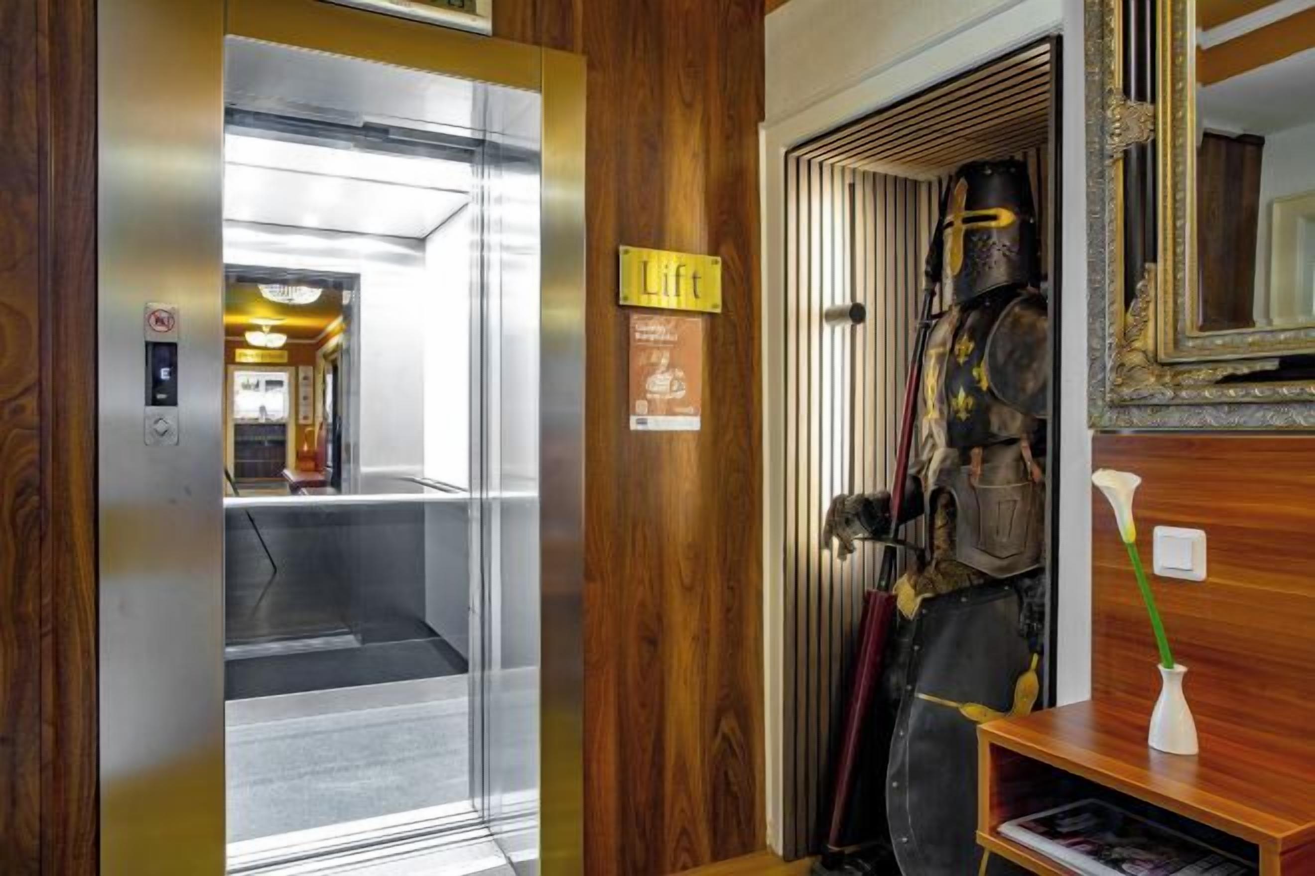 Ein Aufzug mit Bedienfeld und einem Schild, das 'Lift' ausweist.