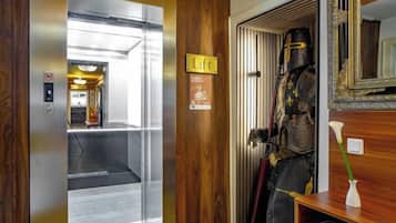 Ein Aufzug mit Bedienfeld und einem Schild, das 'Lift' ausweist.