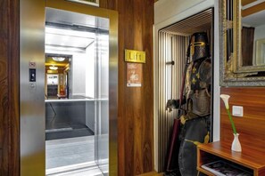 Un ascensor con un panel de control y un cartel que indica 'Lift'.