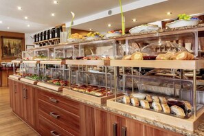 Un buffet proposant une variété de plats et un comptoir en bois.