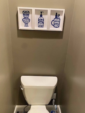 Secador de pelo, toallas, jabón y papel higiénico