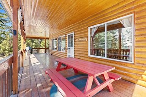 Outdoor dining - New Hot Tub! Large property on Rim of Duck Creek (Duck Creek Village)