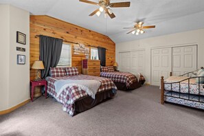 3 bedrooms, WiFi, bed sheets - New Hot Tub! Large property on Rim of Duck Creek (Duck Creek Village)