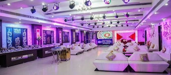 Stay Close to the Action at Palki Hall – Family-Friendly Comfort!