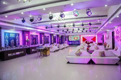 Stay Close to the Action at Palki Hall – Family-Friendly Comfort!