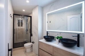 Shower, hair dryer, bidet, towels