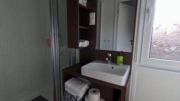 淋浴设施、吹风机、毛巾、肥皂