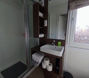  シャワー、ヘアドライヤー、タオル、石鹸