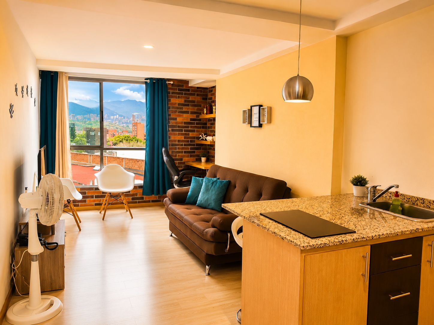 Un apartamento moderno con cocina, comedor y sala de estar con vistas.