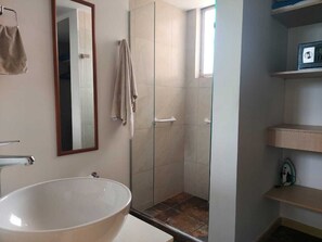 Shower, towels, soap, toilet paper - Lovely one bedroom condo in Laureles (Medellín)