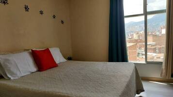 Caja fuerte, escritorio, tabla de planchar con plancha y wifi gratis